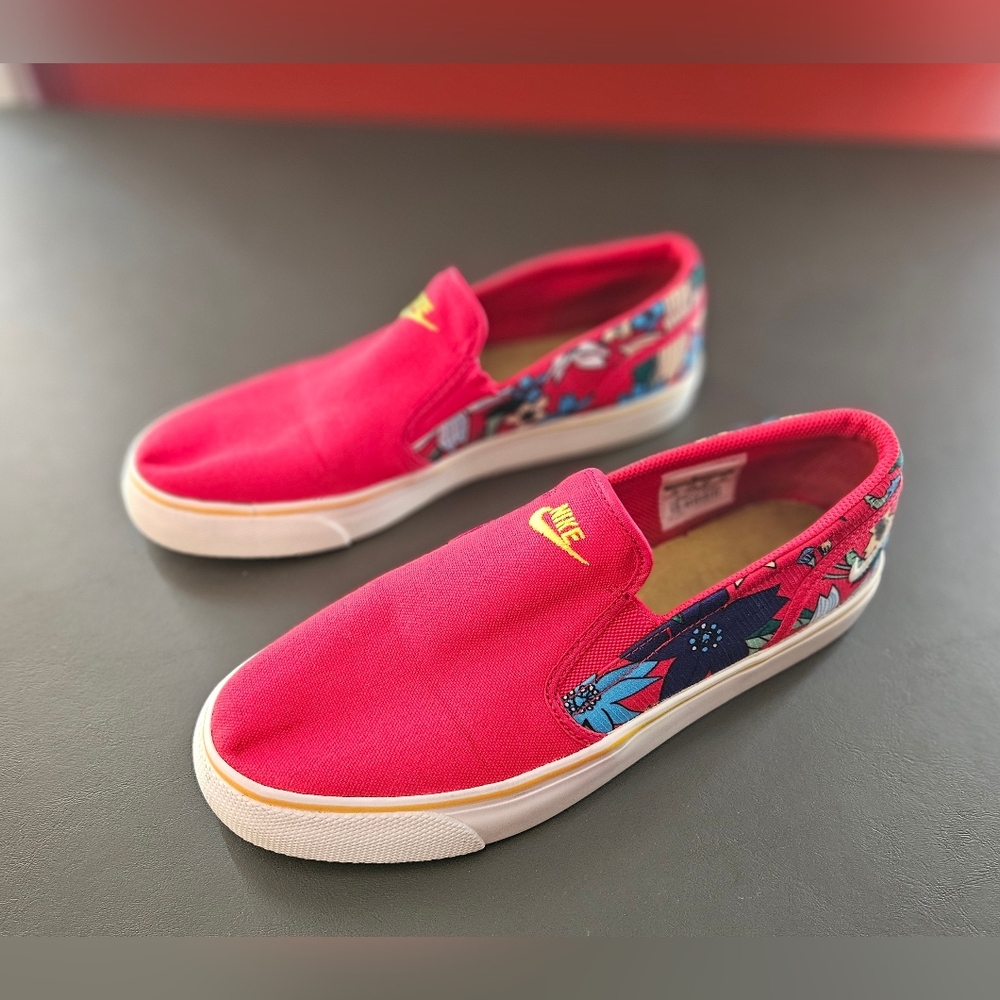 Nike Toki Toki Slip-on Sneakers.  Floral, Tropical, Red. Rare Find. Size 10.